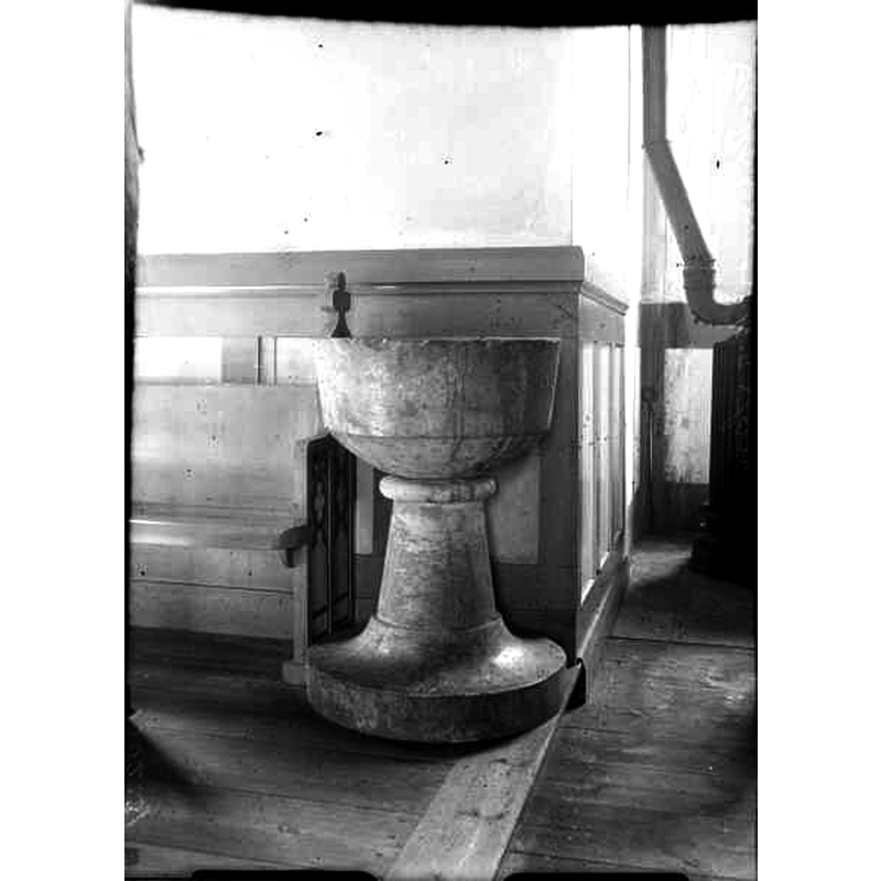 Source caption: "Dalhems kyrka [...] Dopfunt av porös granit, senmedeltida." -- showing the medieval font inside the new church
