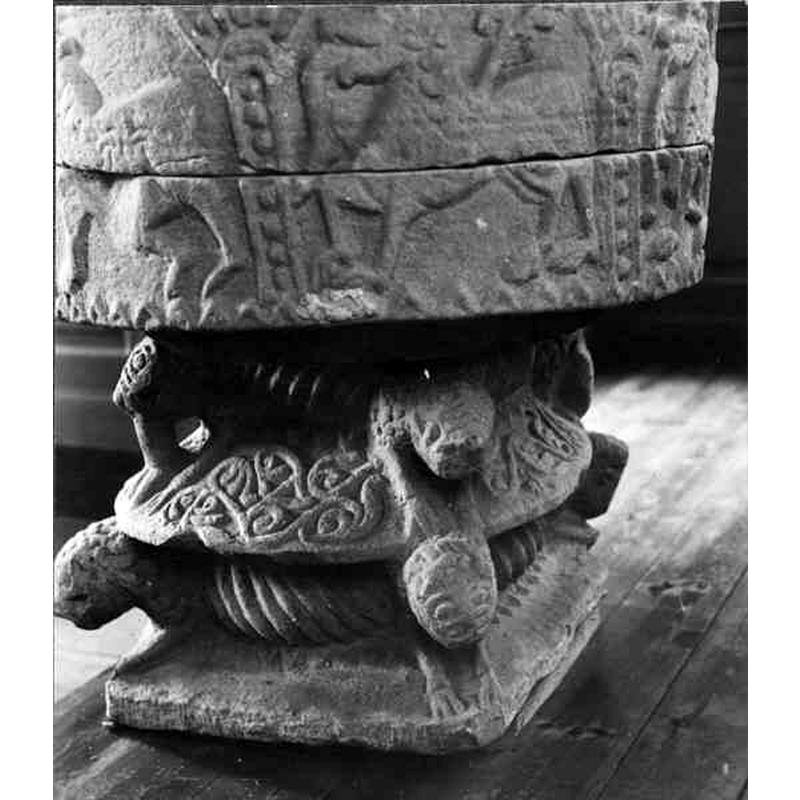 Source caption: "Dädesjö gamla kyrka [...] Detalj av dopfunt av sandsten. På det nedre blocket finns delar av odjur. På cuppan finns bland annat lamm med kors, lejon, djur med människohuvud och diverse fabeldjur. Funten tillhör fabeldjurgruppen. Från omkring 1250."