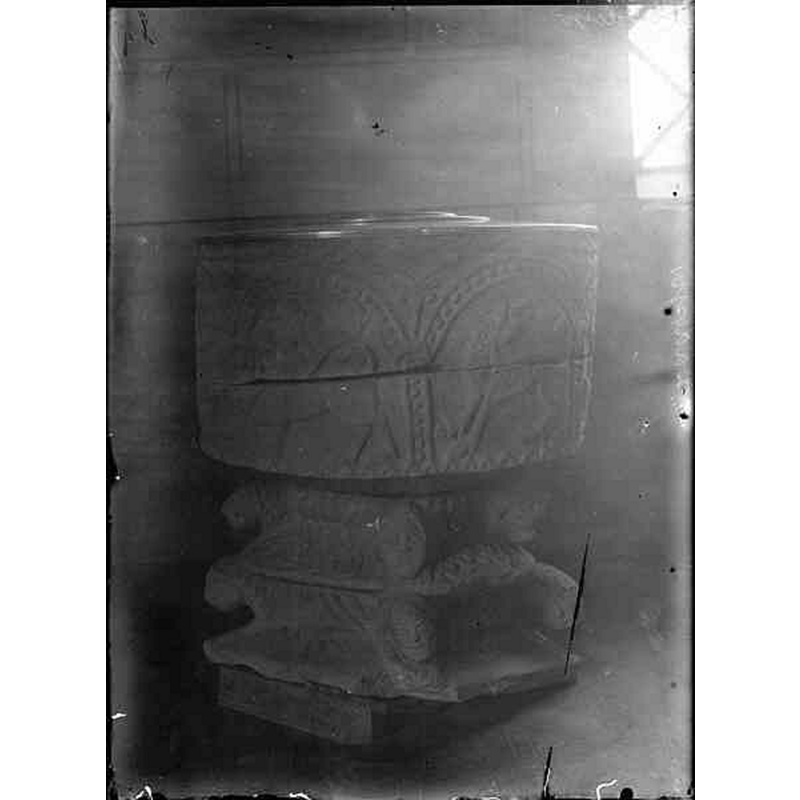 Source caption: "Dädesjö gamla kyrka [...] Detalj av dopfunt av sandsten. På det nedre blocket finns delar av odjur. På cuppan finns bland annat lamm med kors, lejon, djur med människohuvud och diverse fabeldjur. Funten tillhör fabeldjurgruppen. Från omkring 1250."