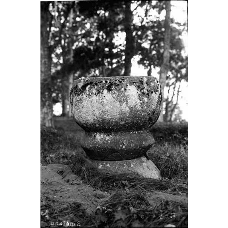 Source caption: "Fryele kyrka [...] Medeltida dopfunt. Oklart om den tillhört Fryeles kyrka."