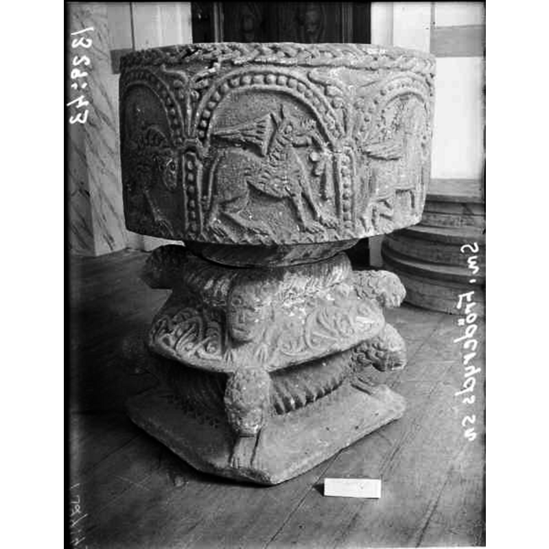 Source caption: "Fröderyds gamla kyrka [...] Dopfunt, 1100-talet."
