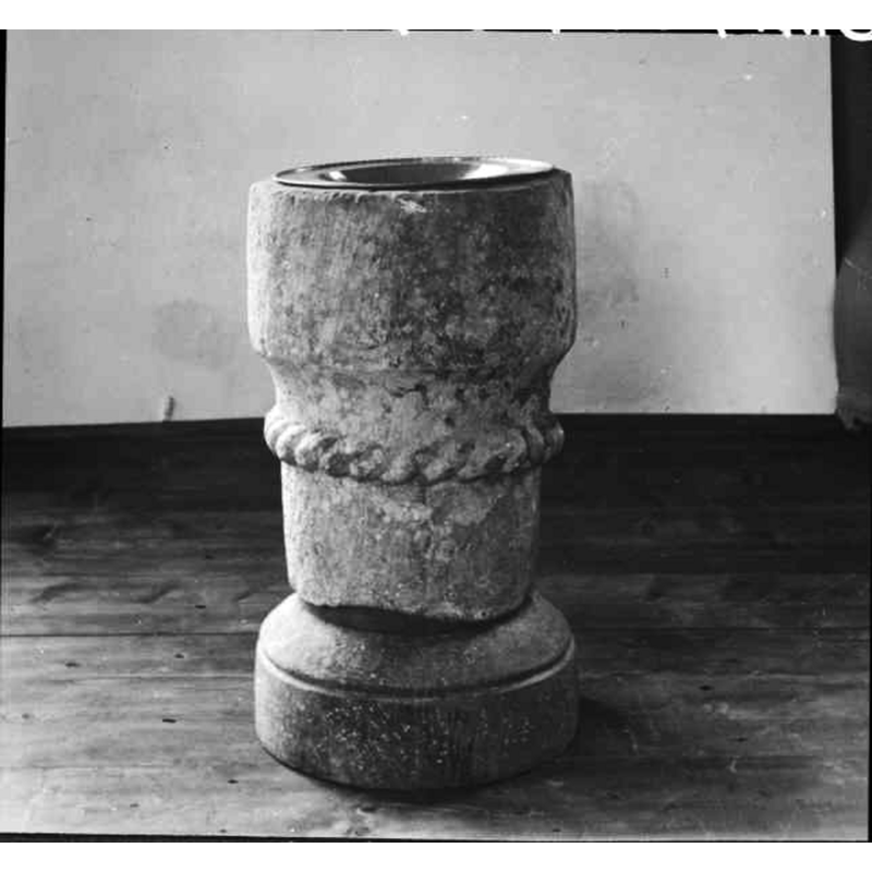Source caption: "Färgaryds kyrka [...] Dopfunt efter restaureringen." [NB: the lower base / plinth is modern, added after 1911 [cf. FontNotes]]
