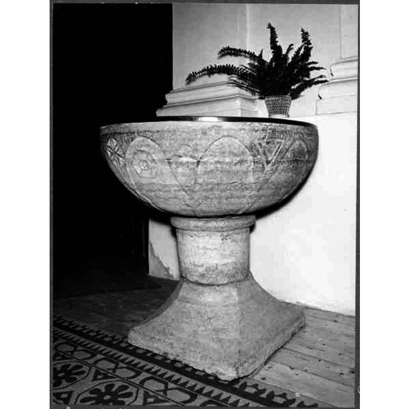 Source caption: "Hagby kyrka [...] Dopfunt. Före restaureringen. 1965." [NB: notice the position of the roll moulding on the stem of the base]