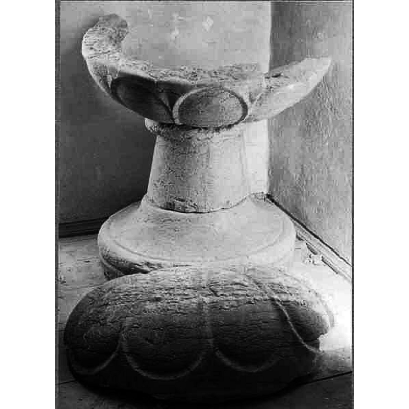 Source caption: "Halltorps kyrka [...] Dopfunt i delar."
