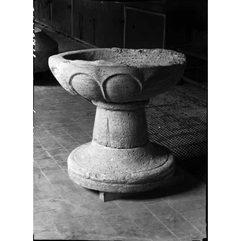 Source caption: "Halltorps kyrka [...] Dopfunt efter restarurering."