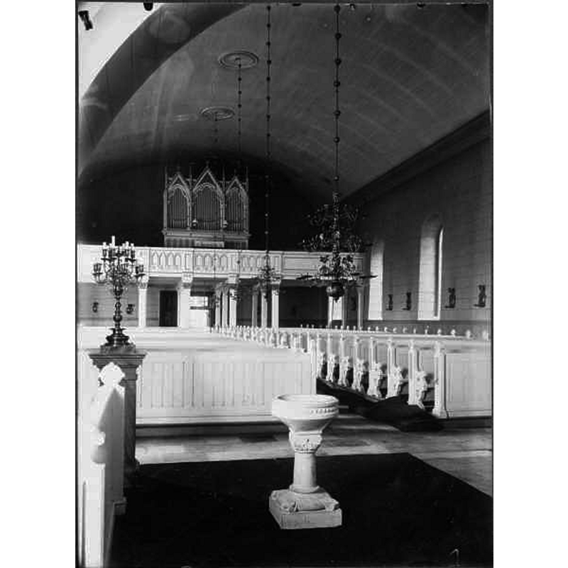 Source caption: "Ljungby kyrka [...] Interiör mot väster." -- The baptismal font seen here is modern [cf. FontNotes]