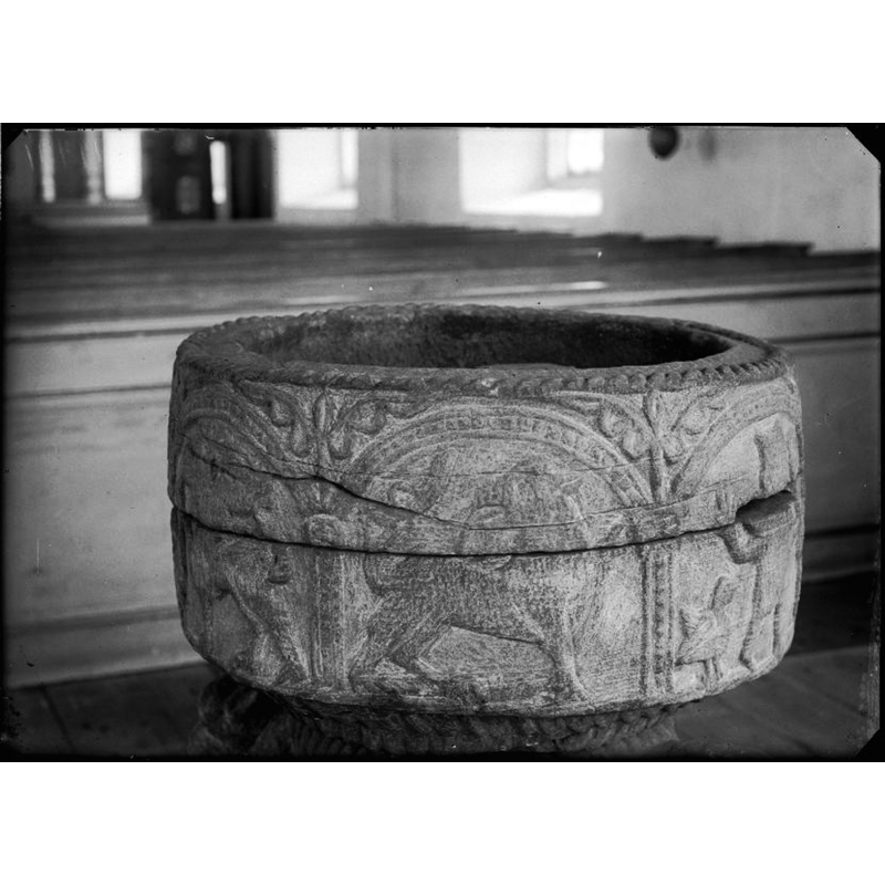 Source caption: "Voxtorps kyrka [...] Dopfunt av sandsten, detalj, 1200-talets början."
