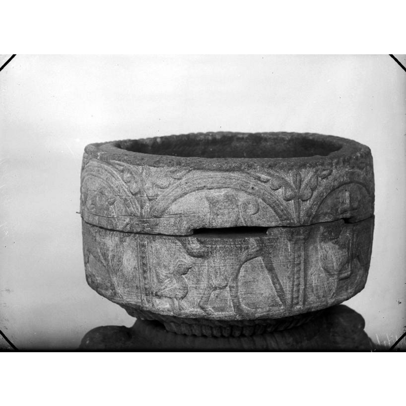 Source caption: "Voxtorps kyrka [...] Dopfunt av sandsten, detalj, 1200-talets början."