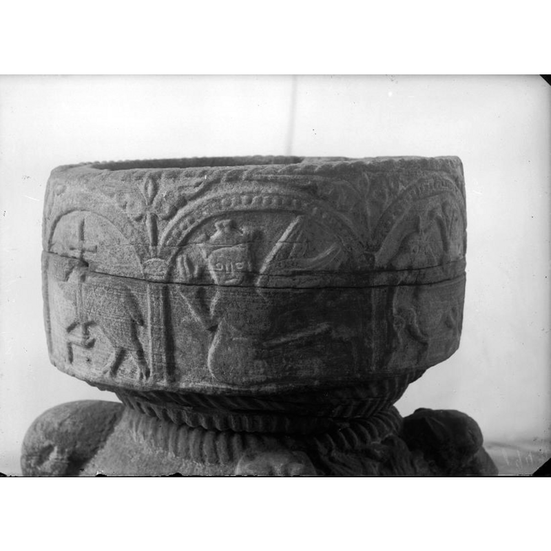 Source caption: "Voxtorps kyrka [...] Dopfunt av sandsten, detalj, 1200-talets början."