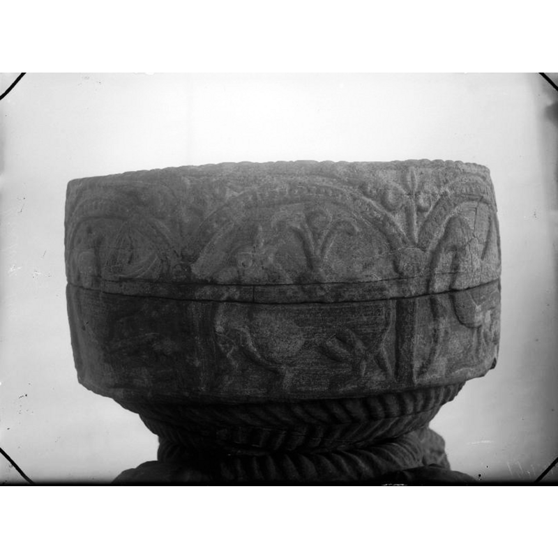 Source caption: "Voxtorps kyrka [...] Dopfunt av sandsten, detalj, 1200-talets början."