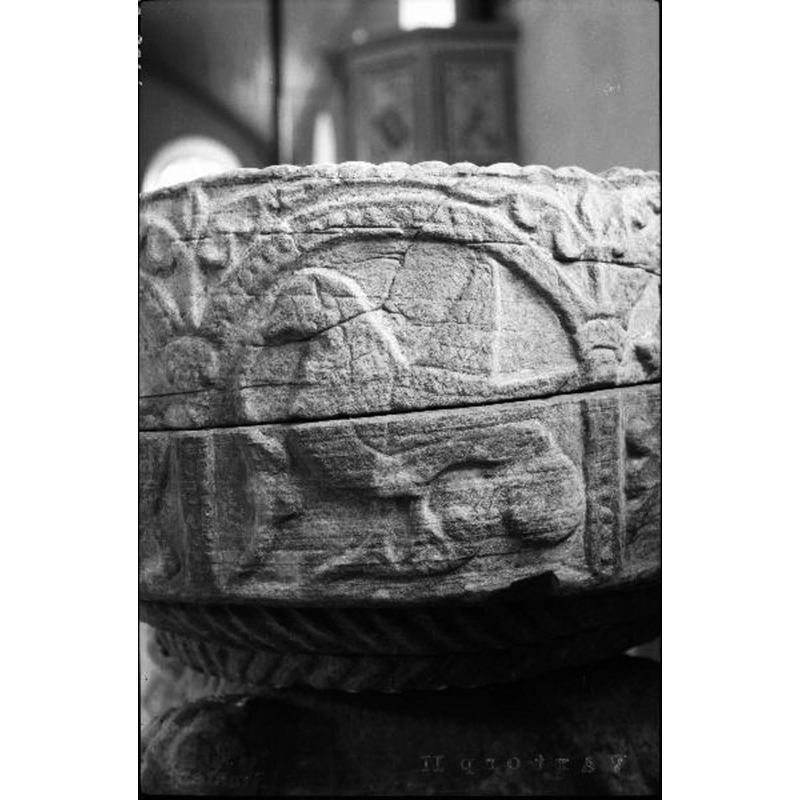 Source caption: "Voxtorps kyrka [...] Dopfunt av sandsten, detalj, 1200-talets början."