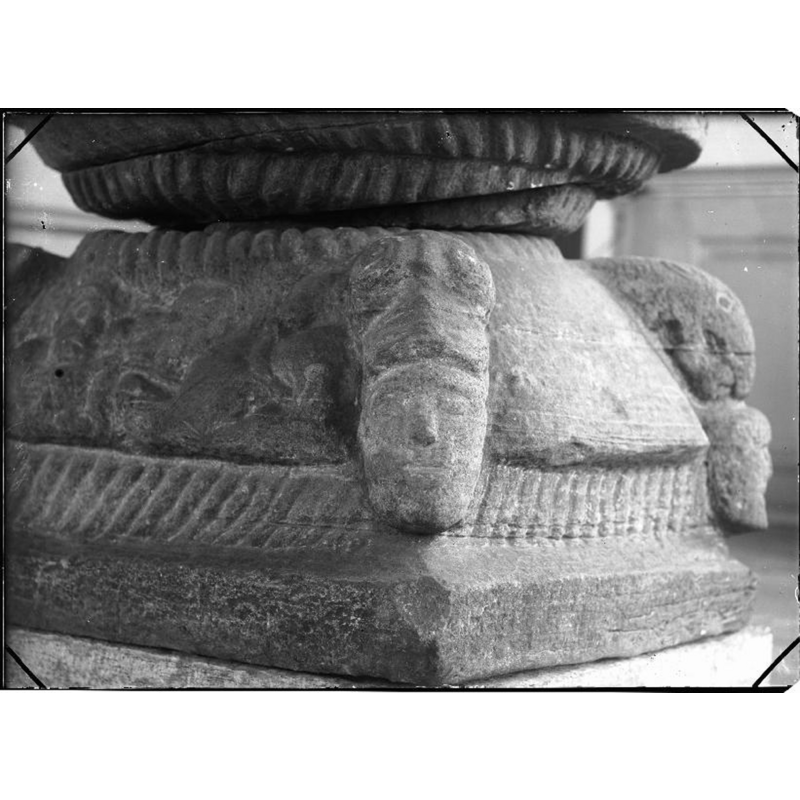 Source caption: "Voxtorps kyrka [...] Dopfunt av sandsten, detalj, 1200-talets början."