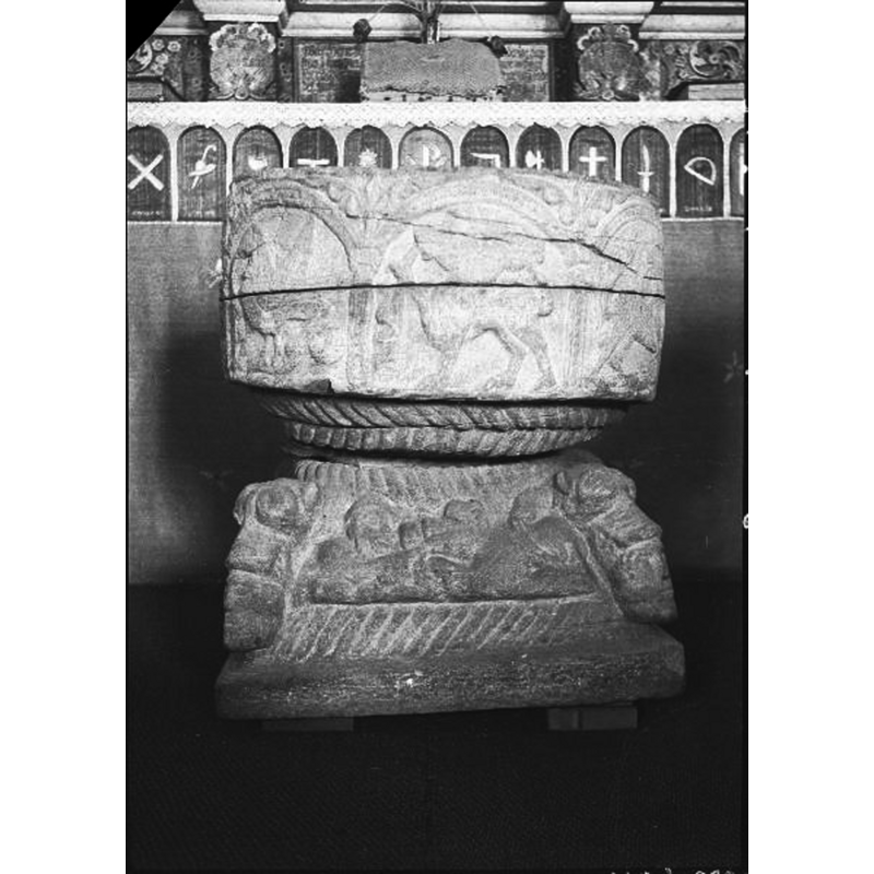 Source caption: "Voxtorps kyrka [...] Dopfunt av sandsten, 1200-talets början."
