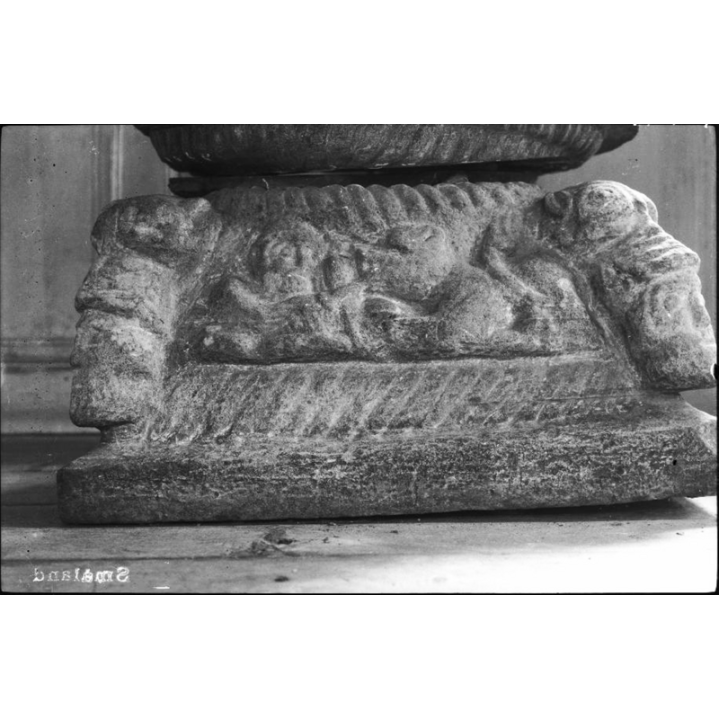 Source caption: "Voxtorps kyrka [...] Dopfunt av sandsten, detalj, 1200-talets början."
