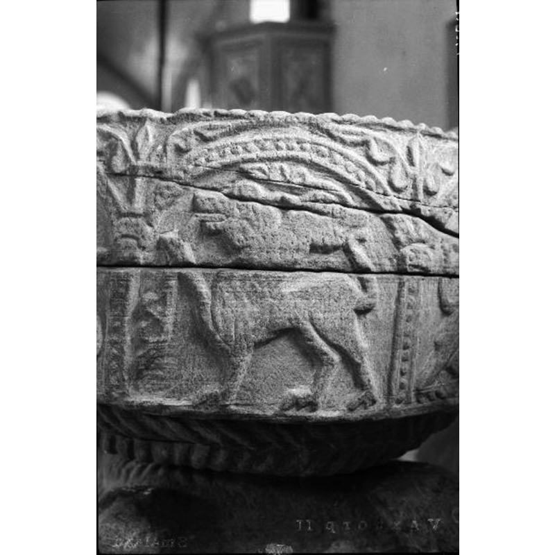 Source caption: "Voxtorps kyrka [...] Dopfunt av sandsten, detalj, 1200-talets början."