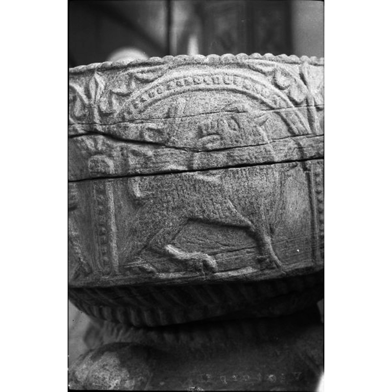 Source caption: "Voxtorps kyrka [...] Dopfunt av sandsten, detalj, 1200-talets början."
