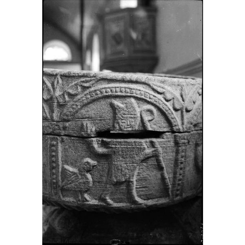 Source caption: "Voxtorps kyrka [...] Dopfunt av sandsten, detalj, 1200-talets början."