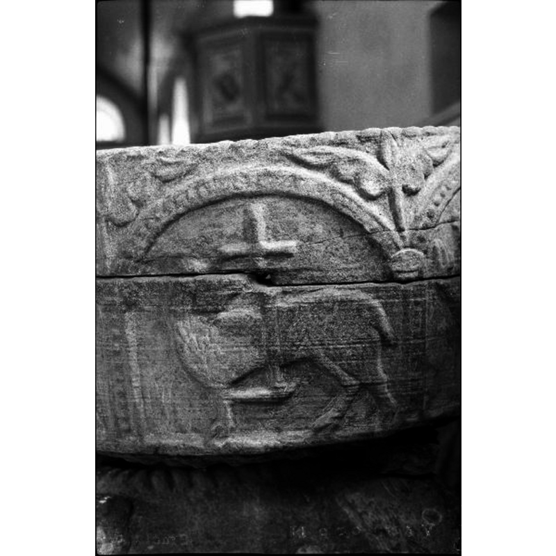 Source caption: "Voxtorps kyrka [...] Dopfunt av sandsten, detalj, 1200-talets början."