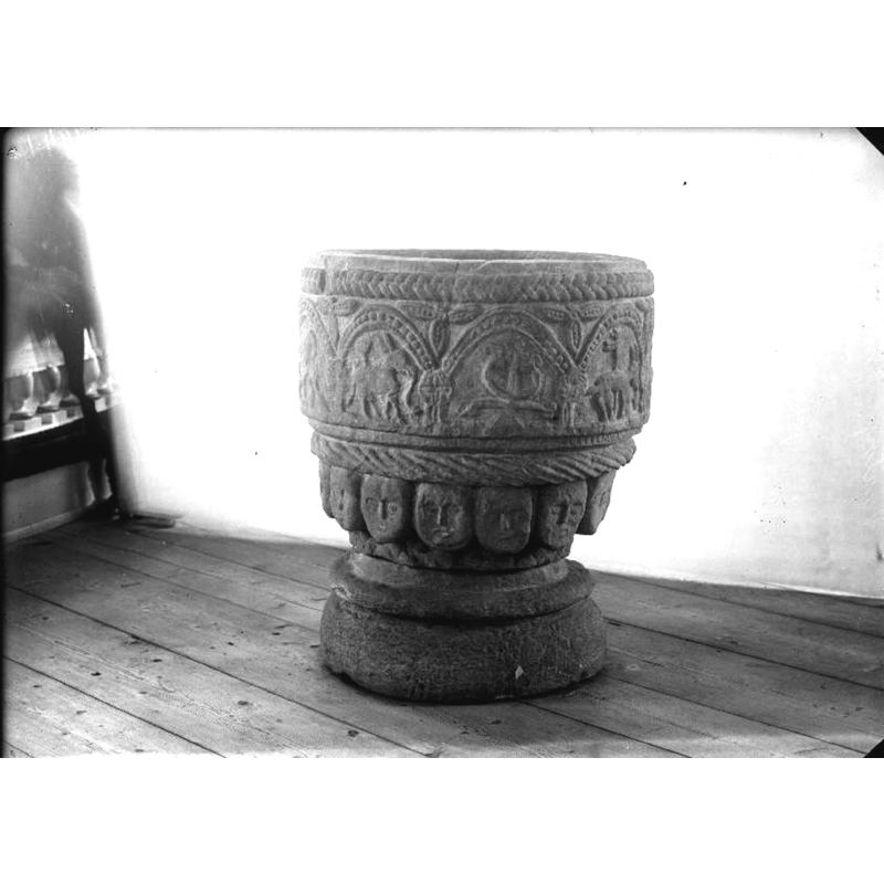 Source caption: "Voxtorps kyrka [...] Dopfunt av sandsten, 1200-talets början."