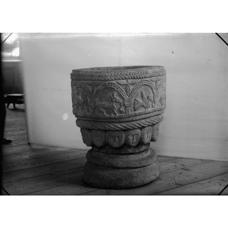 Source caption: "Voxtorps kyrka [...] Dopfunt av sandsten, 1200-talets början."