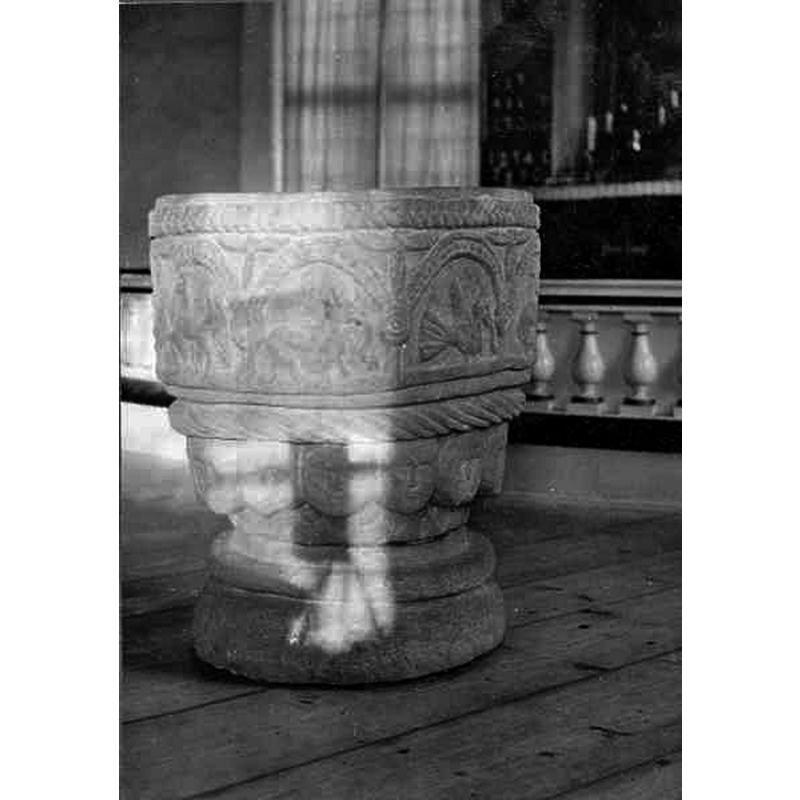 Source caption: "Voxtorps kyrka [...] Dopfunt av sandsten, 1200-talets början."