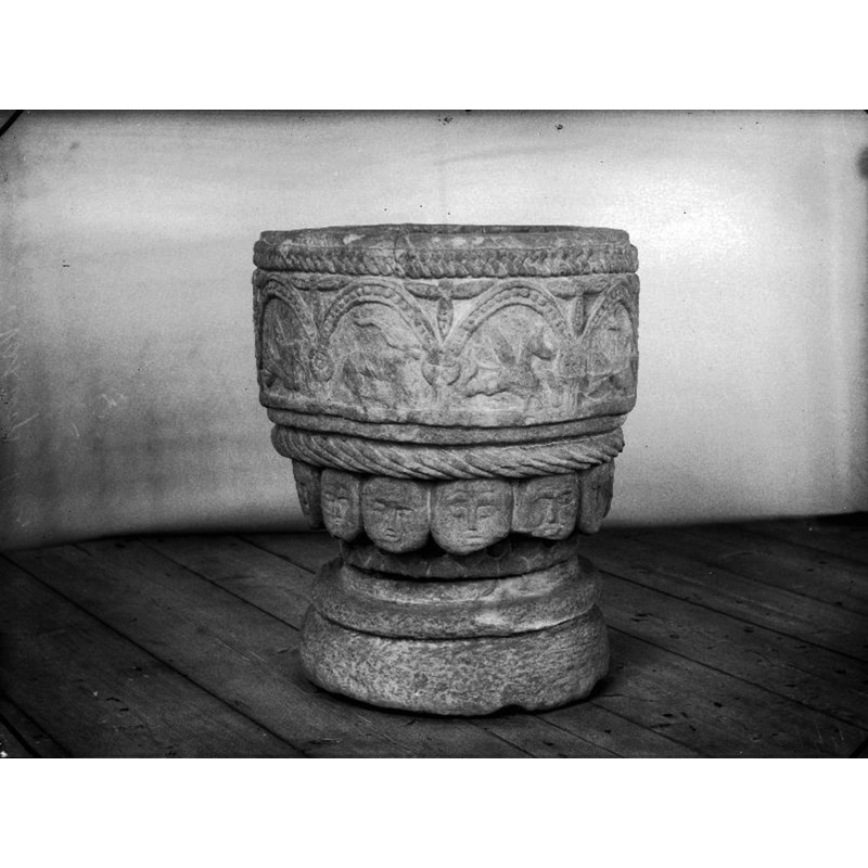 Source caption: "Voxtorps kyrka [...] Dopfunt av sandsten, 1200-talets början."