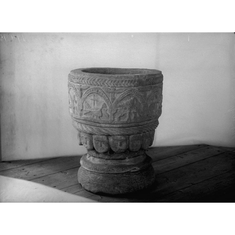 Source caption: "Voxtorps kyrka [...] Dopfunt av sandsten, 1200-talets början."