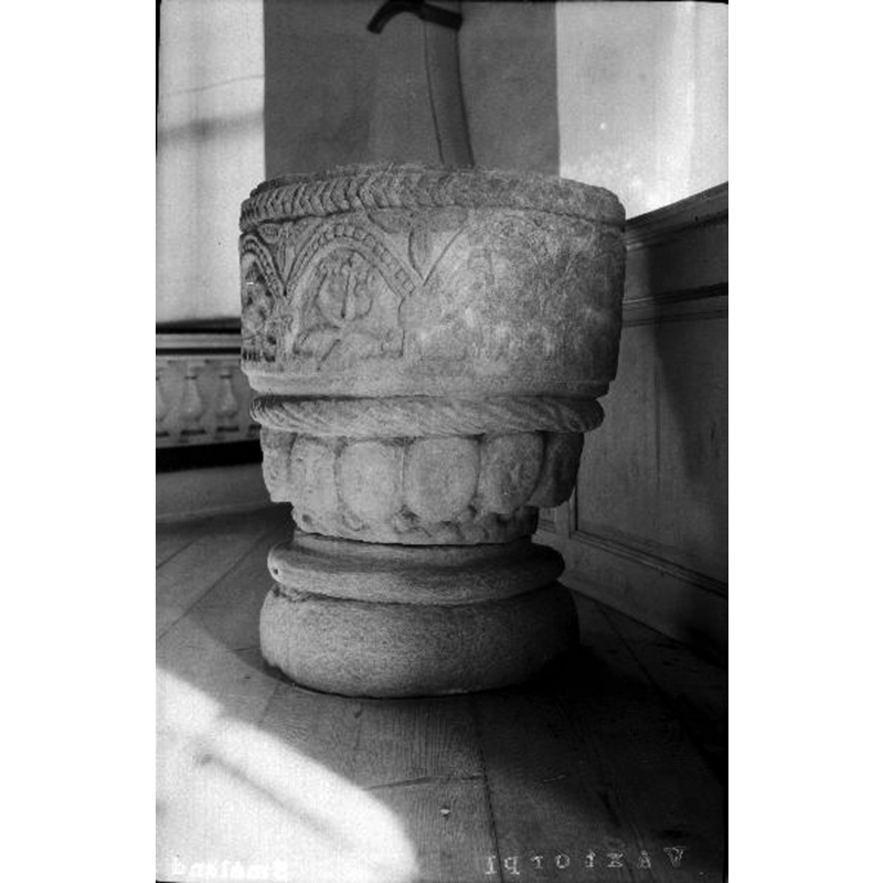 Source caption: "Voxtorps kyrka [...] Dopfunt av sandsten, 1200-talets början."