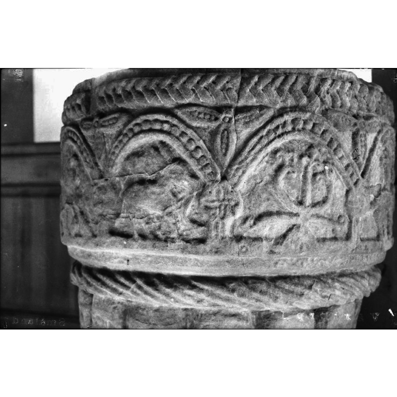 Source caption: "Voxtorps kyrka [...] Dopfunt av sandsten, detalj, 1200-talets början."