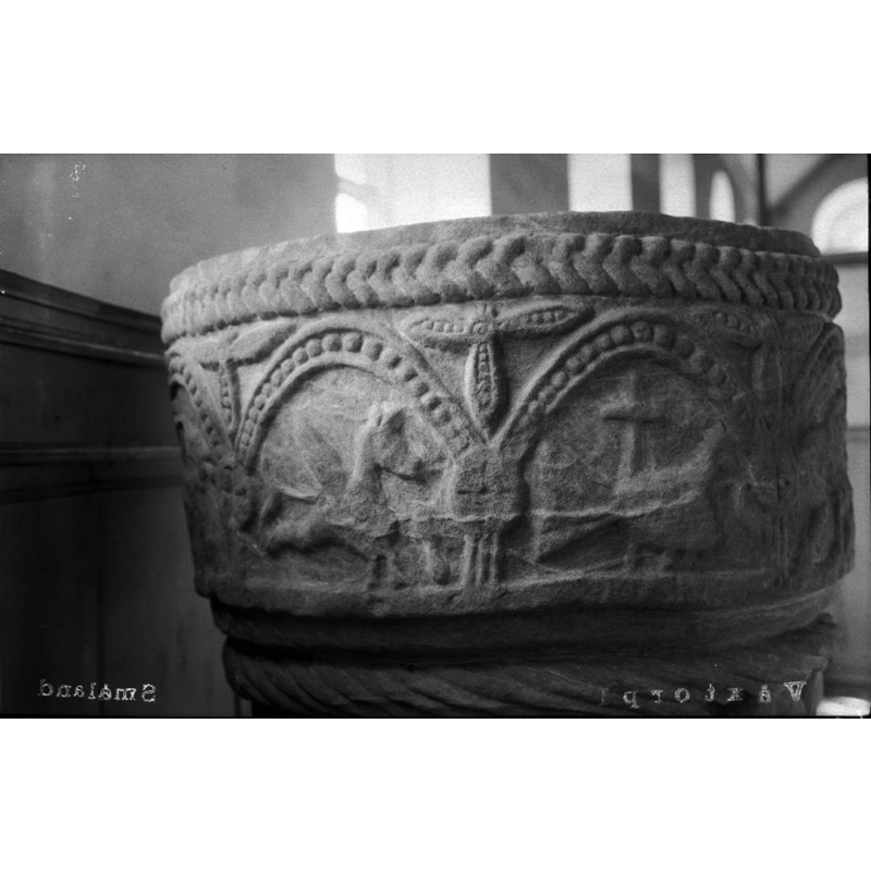 Source caption: "Voxtorps kyrka [...] Dopfunt av sandsten, detalj, 1200-talets början."