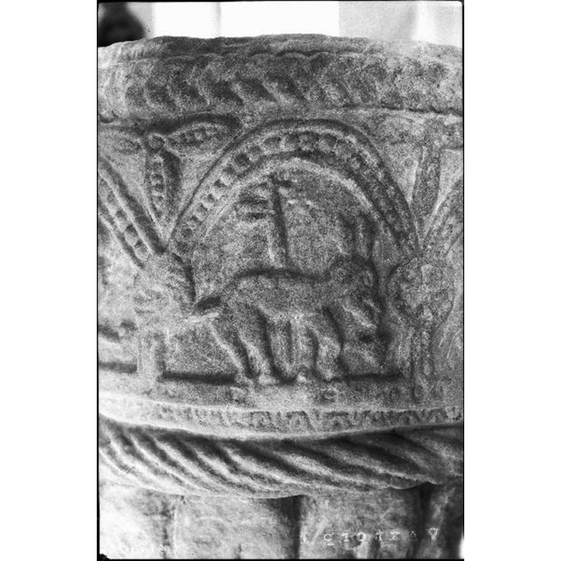 Source caption: "Voxtorps kyrka [...] Dopfunt av sandsten, detalj, 1200-talets början."