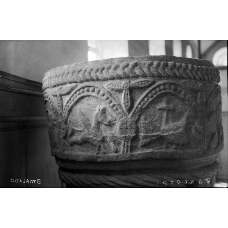 Source caption: "Voxtorps kyrka [...] Dopfunt av sandsten, detalj, 1200-talets början."