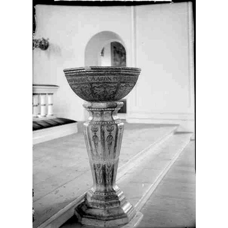 Source caption: "Madesjö [nya] kyrka [...] Dopfunt, röd kalksten, 1655.."