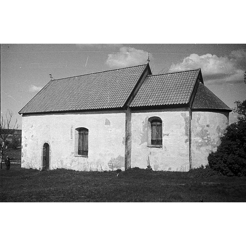 Source caption; "Hemmesjö gamla kyrka [...] Kyrkan från söder." -- 12thC church; abandoned 1854; restored 1921
