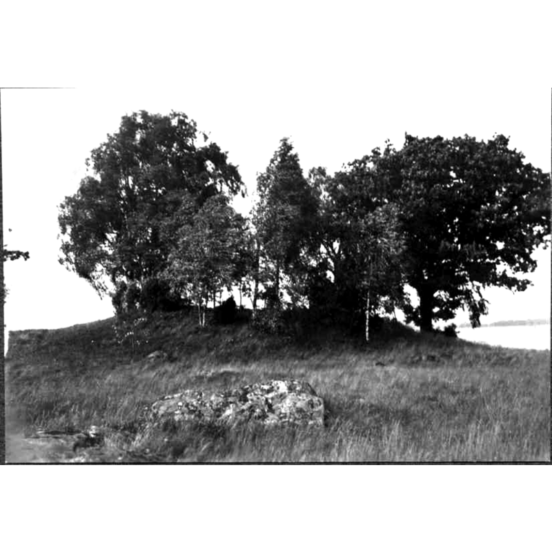 Source caption: "Hinneryds kyrka [...] Vy mot gamla kyrkans ruin." -- the old church was demolished in 1884