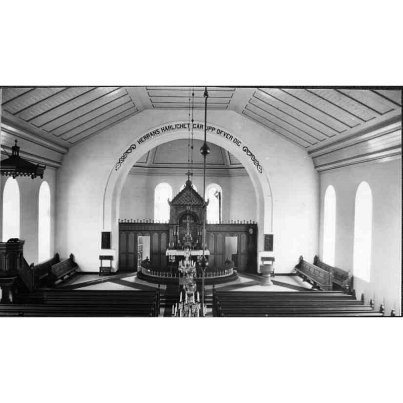 Source caption: "Hinneryds [nya] kyrka [...] Interiör mot öster." -- showing the medieval font in the southeast corner, to the right of the communion railing