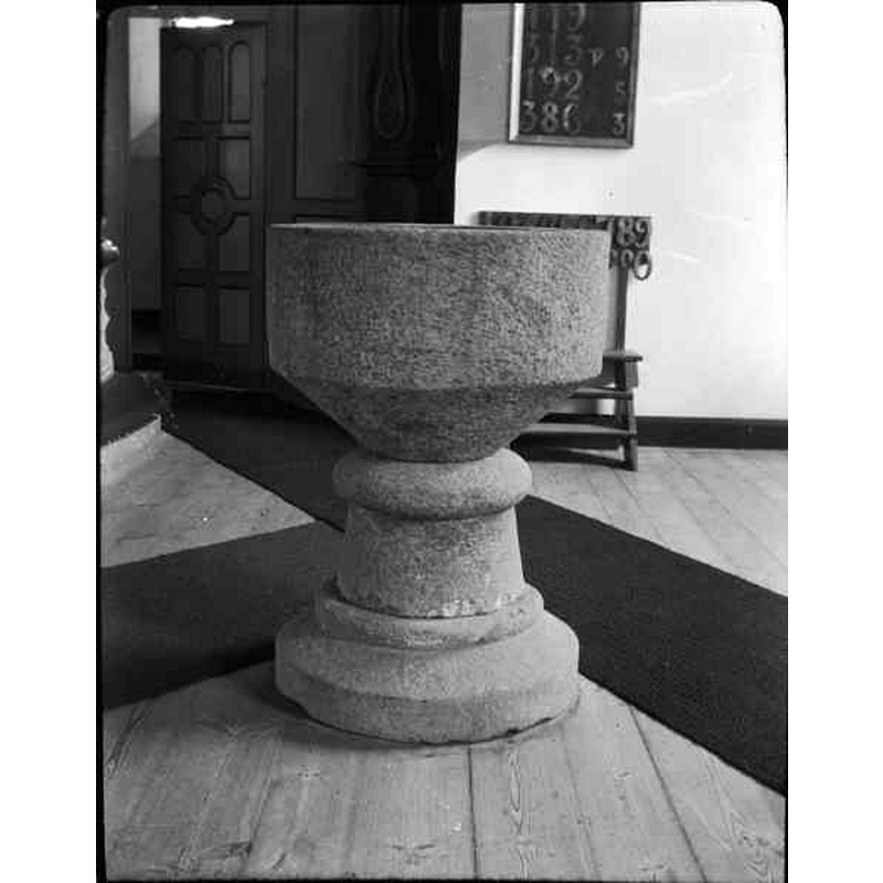 Source caption: "Hinneryds [nya] kyrka [...] Dopfunt i gramit." -- showing the medieval font in the southeast corner, to the right of the communion railing