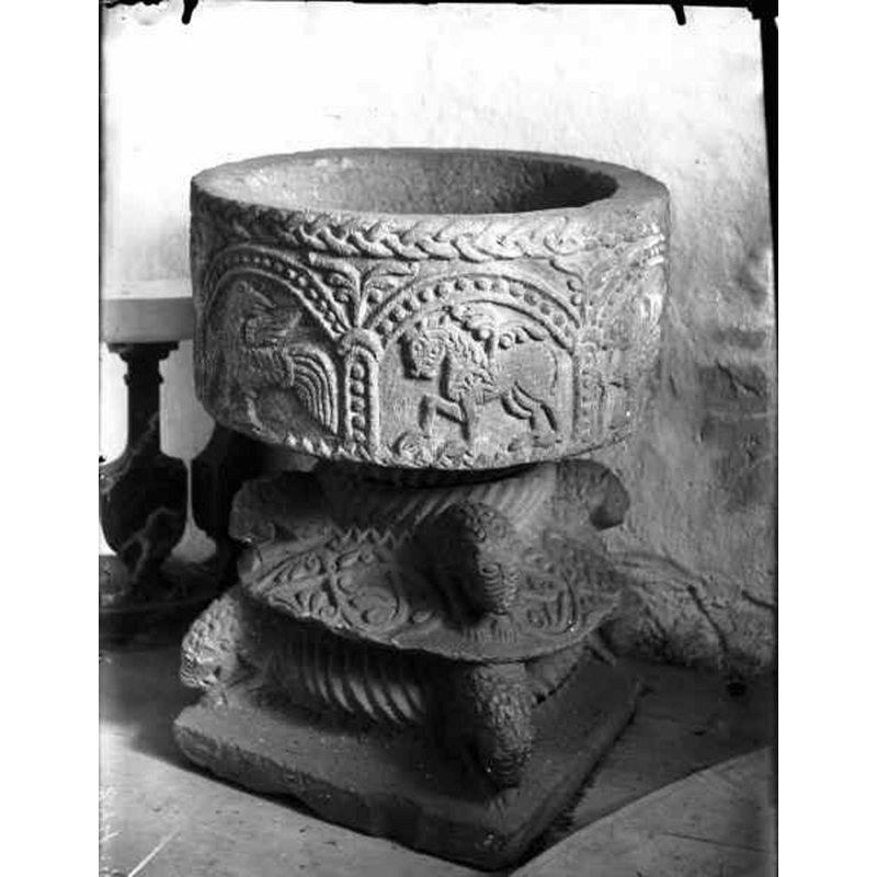 Source caption: "Hylletofta kyrka [...] Dopfunt i sandsten. 1100-talet."