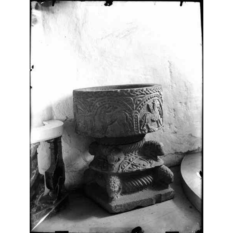 Source caption: "Hylletofta kyrka [...] Dopfunt i sandsten. 1100-talet."