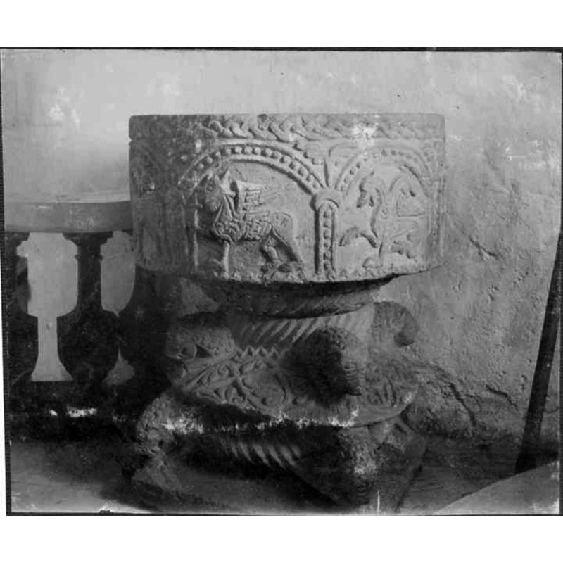 Source caption: "Hylletofta kyrka [...] Dopfunt i sandsten. 1100-talet."
