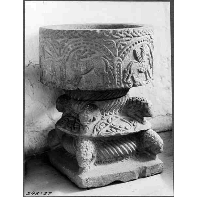 Source caption: "Hylletofta kyrka [...] Dopfunt i sandsten. 1100-talet."