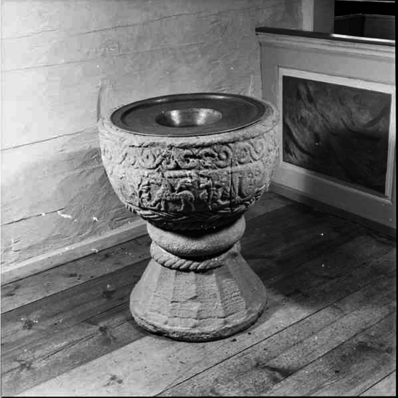 Source caption: "Kävsjö kyrka [...] Dopfunt av sandsten. 1200-tal."