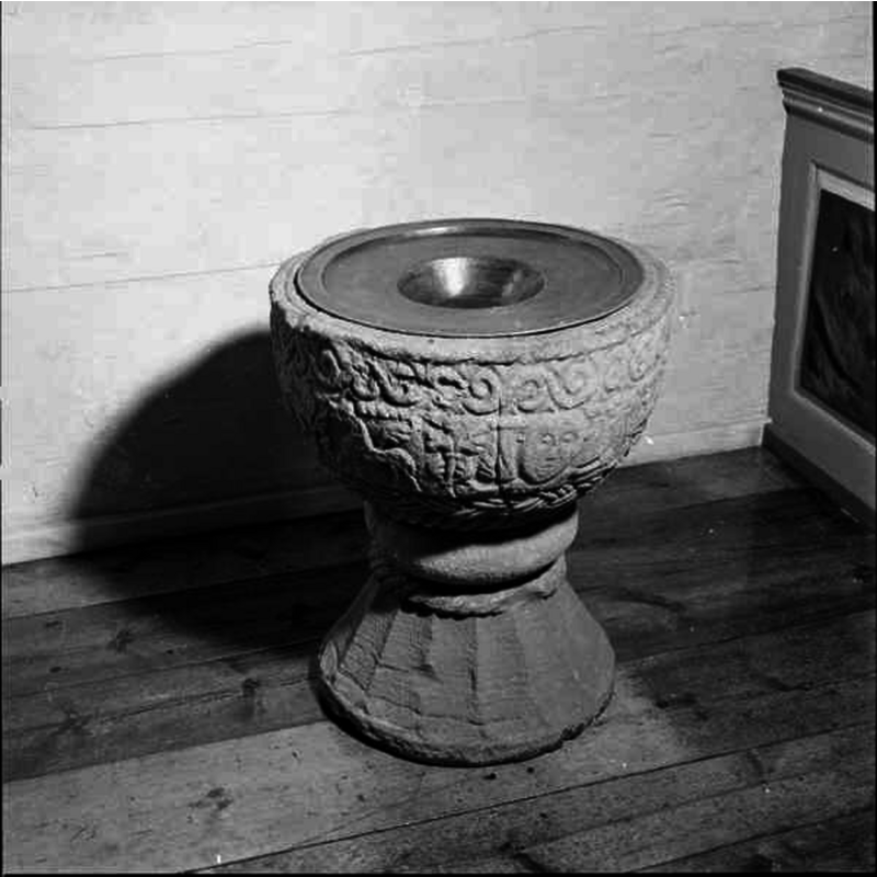 Source caption: "Kävsjö kyrka [...] Dopfunt av sandsten. 1200-tal."