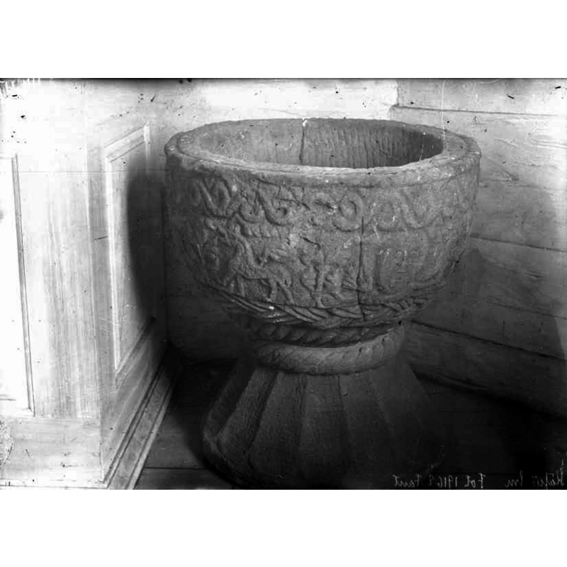 Source caption: "Kävsjö kyrka [...] Dopfunt av sandsten. 1200-tal."