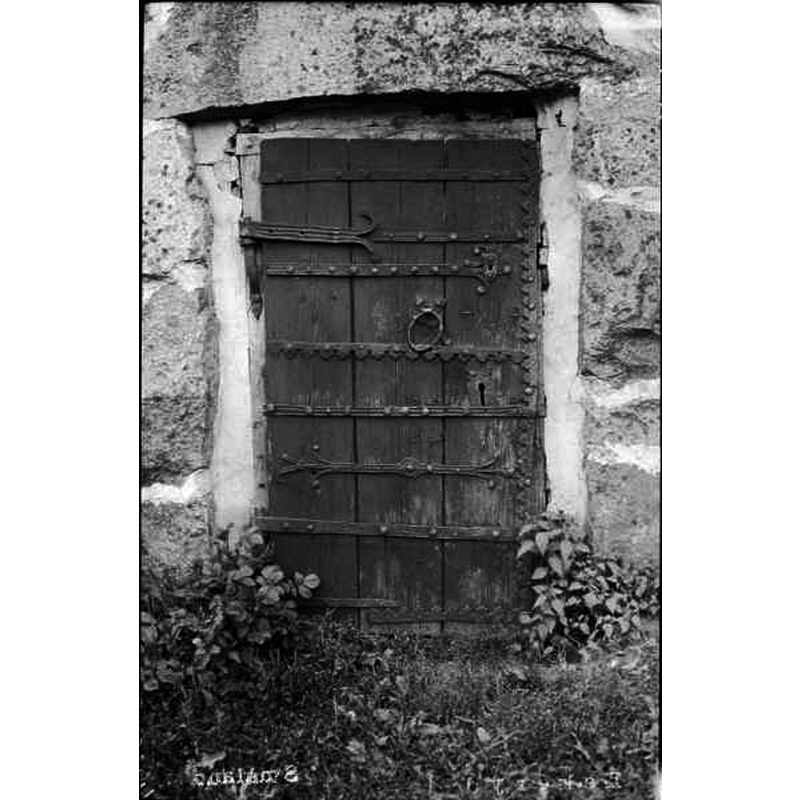Source caption: "Lekeryds kyrka [...] Gammal dörr med järnbeslag." -- the old door , said to be from the main entranceway of the original building, now leads into the sacristy from the north side