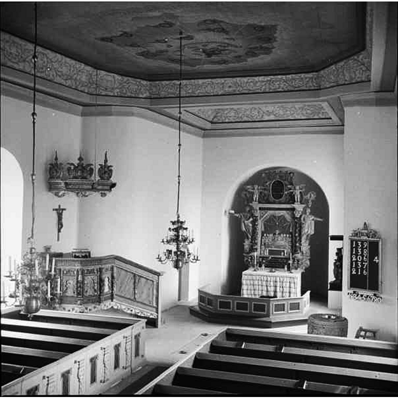 Source caption: "Lekeryds kyrka [...] Interiör mot öster. Från restaureringen 1952." -- showing the top of the medieval font on the right [south] side, by the psalm board