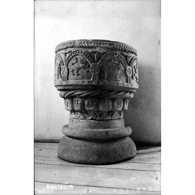 Source caption: "Lekeryds kyrka [...] Dopfunt av sandsten. Anonymmästaren Bestiarius skola, början av 1200-talet."