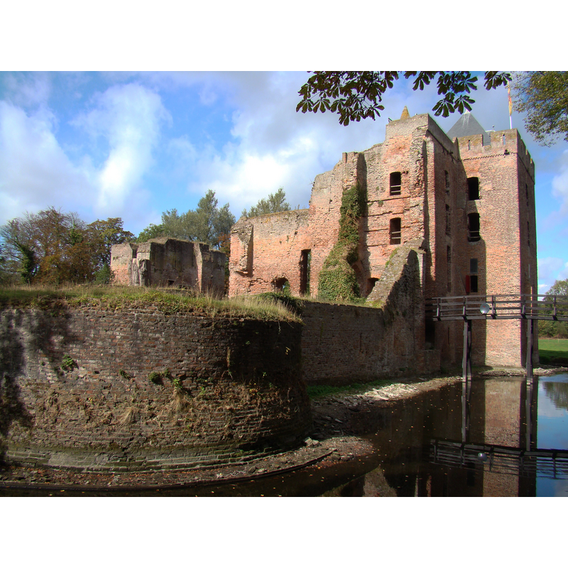 Source caption: "Ruïne van kasteel Brederode, Santpoort Zuid"