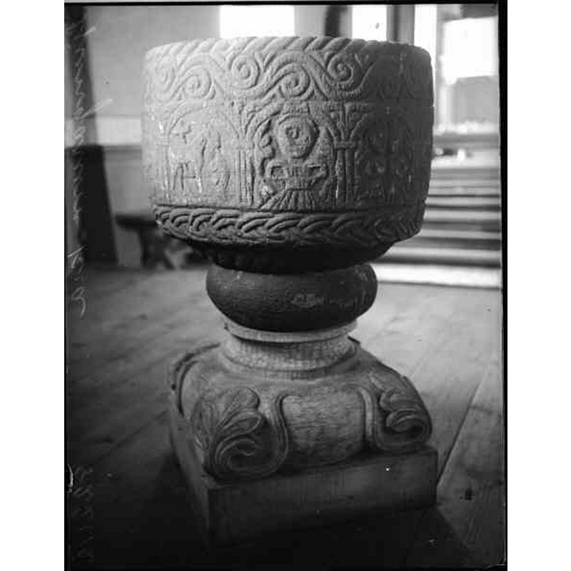 Source caption: "Jönköping, Ljungarums kyrka [...] Dopfunt, sandsten, Bestiarius skola, början av 1200-talet."