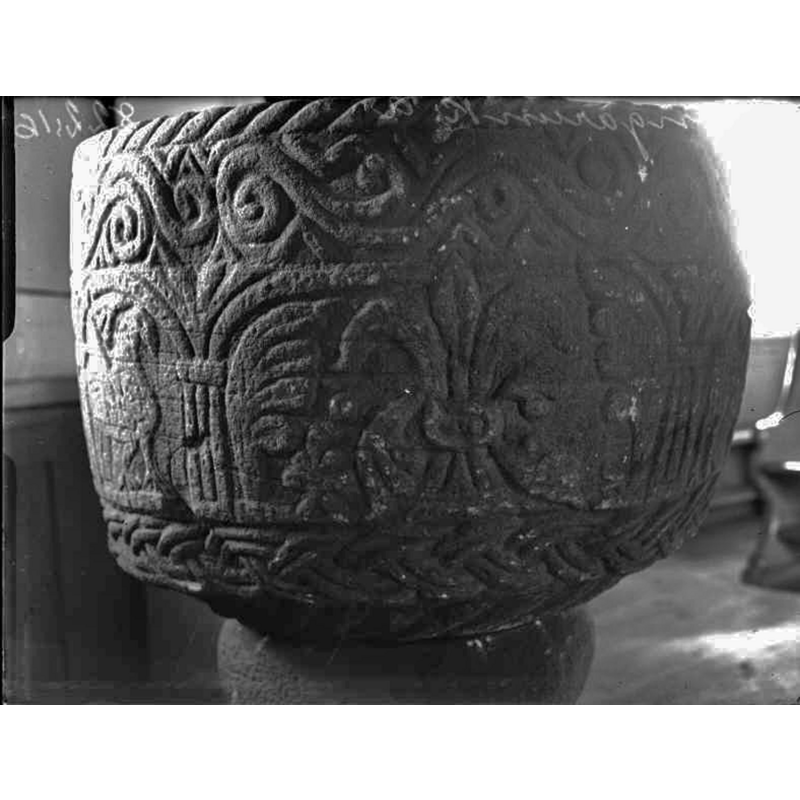 Source caption: "Jönköping, Ljungarums kyrka [...] Dopfunt, sandsten, Bestiarius skola, början av 1200-talet, detalj."